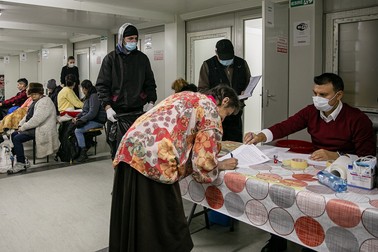 La intrarea în adăpost se semnează o fișă de intrare și pot fi făcute verificări cu un aparat alcooltest. Tot aici, sunt lăsate bunurile personale care vor fi depozitate peste noapte în saci de plastic.