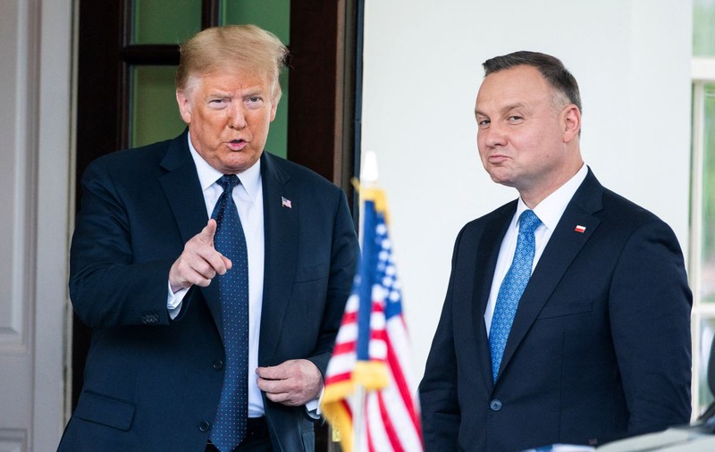 SUA își vor menține prezența militară în Polonia, a anunțat Trump după scurta întâlnire cu Duda