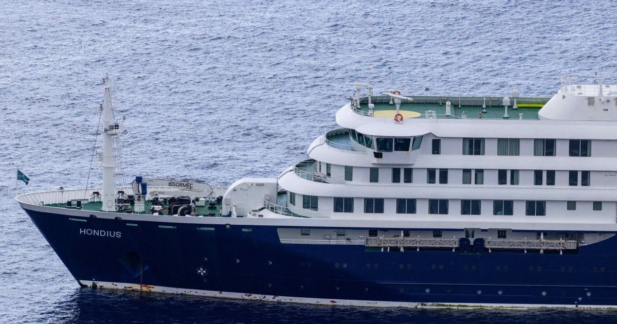 Nava MV Hondius, sub pavilion olandez, navigând pe Oceanul Atlantic în apropiere de insula Sfânta Elena, pe 24 aprilie 2026