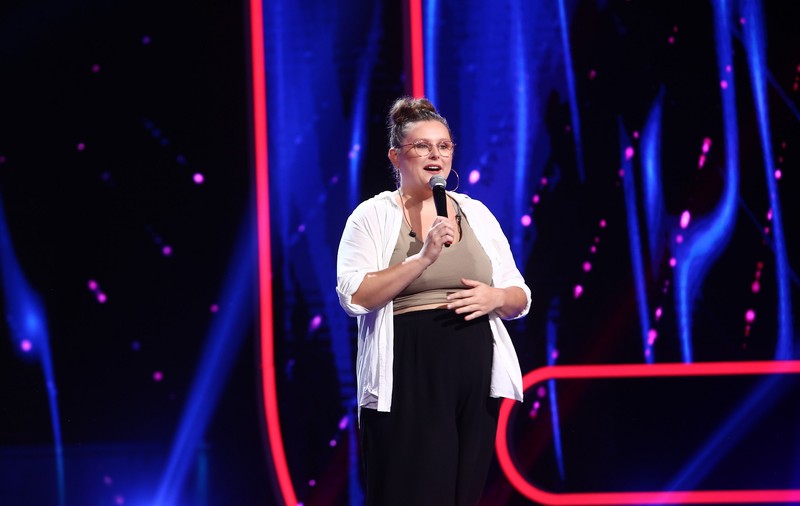 Hannah Becker, o comediantă originară din SUA, face spectacol pe scena iUmor. „Ce cauți în România?”