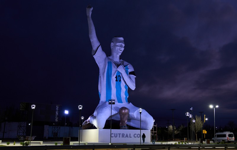 O statuie dedicată lui Messi, de 26 de metri înălţime şi 70 de tone, a fost amplasată în Argentina: „E chiar urâtă, săracul Lionel”