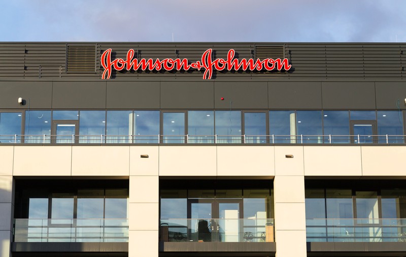 Johnson & Johnson ﻿trebuie să plătească daune de 8 miliarde de dolari unui tânăr căruia i-au crescut sânii după ce a luat un medicament antipsihotic