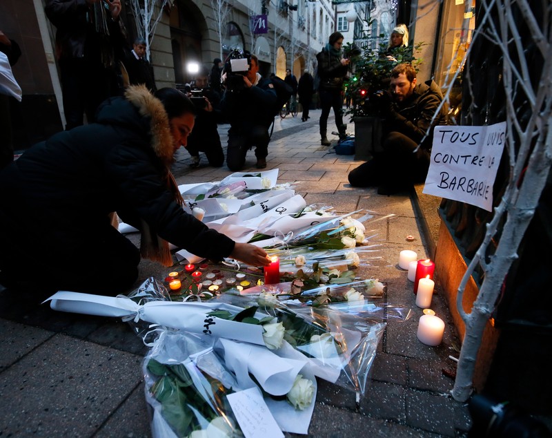 FOTO | Gest emoționant făcut de zeci de oameni în memoria victimelor atentatului de la Strasbourg