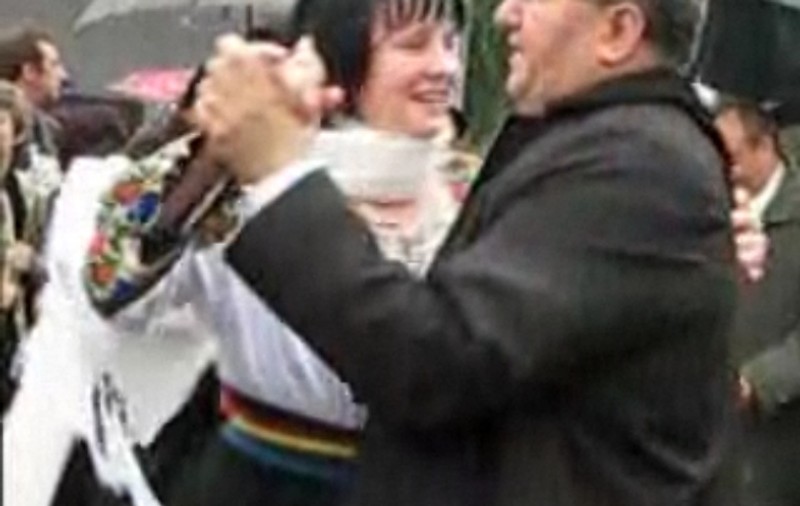 IMAGINI DE COLECŢIE! Soţia lui Gheorghe Flutur într-un moment memorabil | VIDEO  