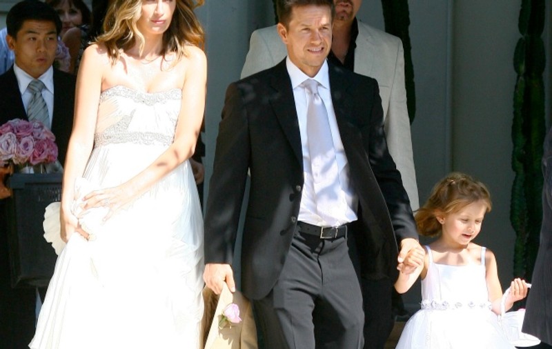 După 8 opt ani de relaţie şi 3 copii, Mark Wahlberg se însoară