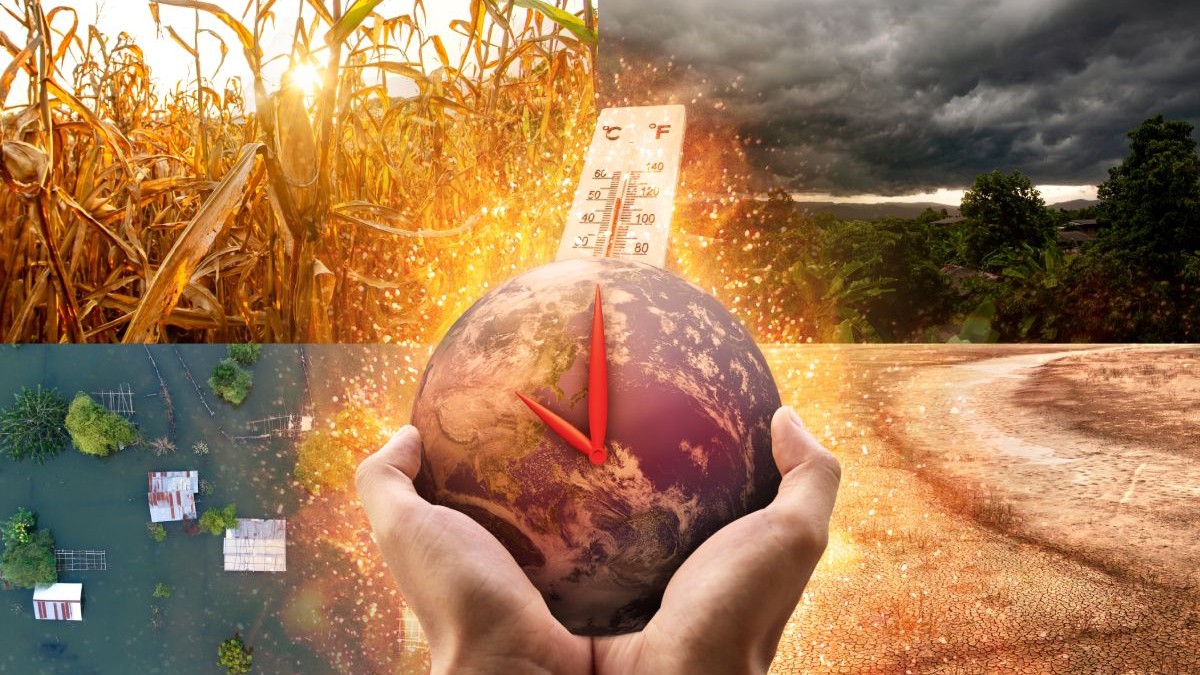 Imagine creativă despre schimbări climatice, în centru Pământul înconjurat de o cupolă de căldură, ținut în două mâini, în stânga sus un lan de grâu, în dreapta sus o furtună cu nori negri, în dreapta jos un deșert uscat și în stânga jos o localitate inundată