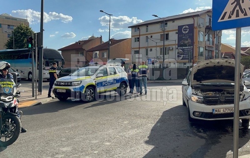 O mașină de poliţie aflată în misiune, implicată într-un accident rutier în Constanța. Un polițist a fost rănit