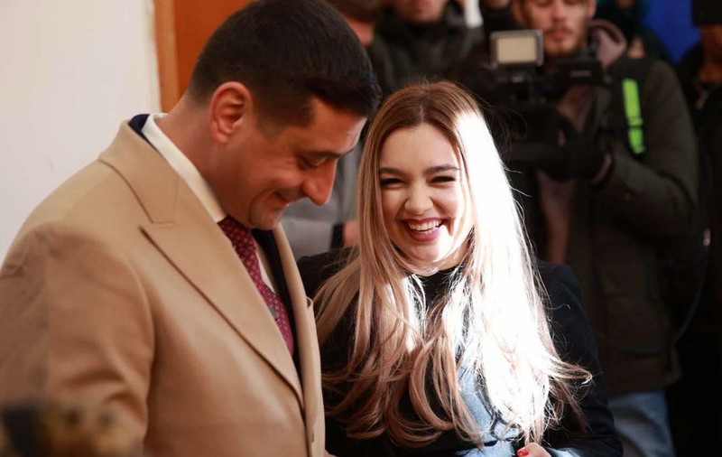 Soția lui George Simion, în negru din cap până în picioare în ziua alegerilor prezidențiale. Gestul făcut de Ilinca Simion în secția de vot