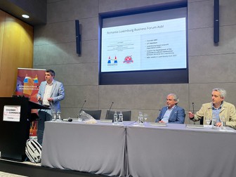Razvan Radu, primul din stânga, la un forum de afaceri. Foto: arhiva personală