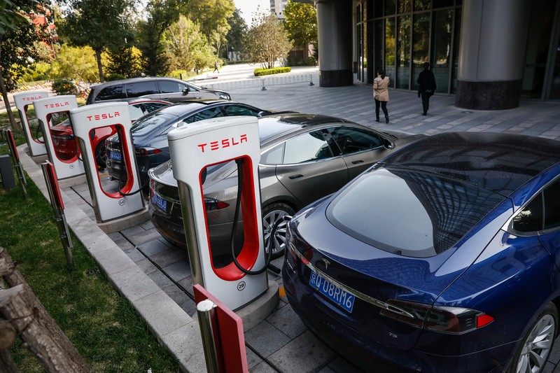 Stații de încărcare cu energie electrică. Foto: EPA