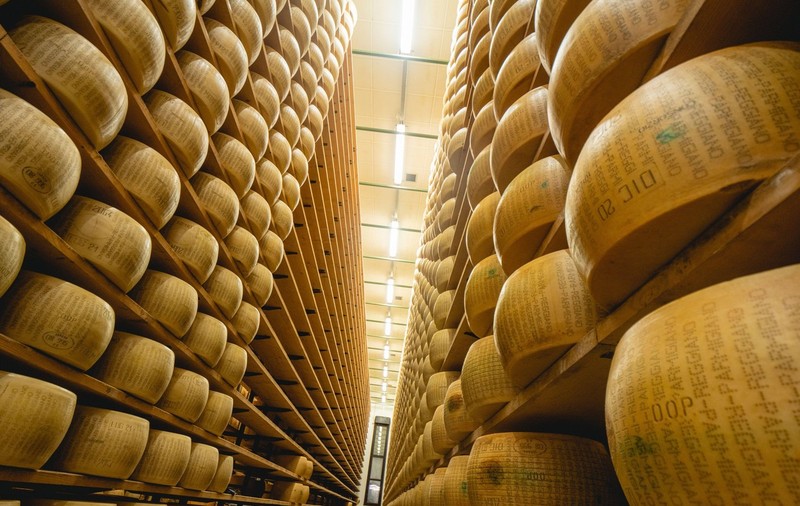 Un italian a murit strivit de roțile de brânză din depozitul său. Fiecare roată are 40 de kilograme