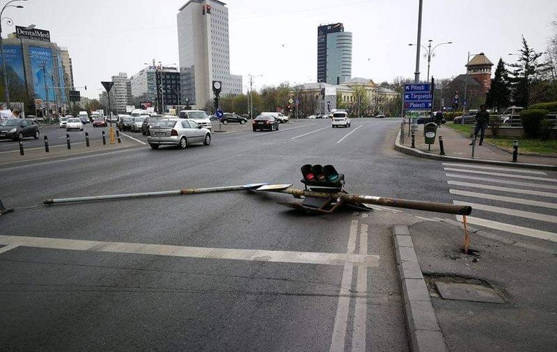 Semafor căzut lângă sediul Guvernului, în fața unui biciclist. Primăria: "Niciun pieton nu a avut de suferit"