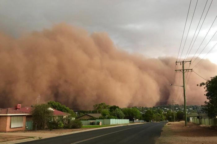 Furtuni uriașe de praf, în Australia