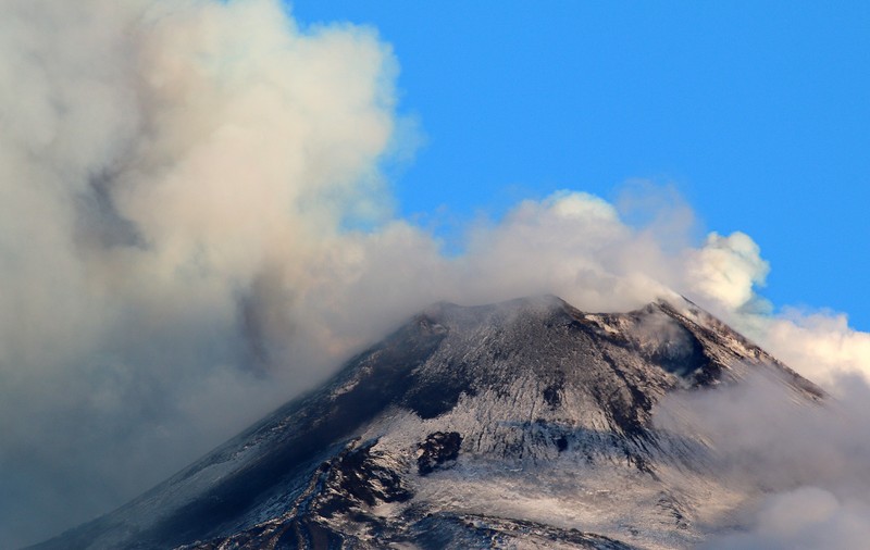 VIDEO LIVE. Vulcanul Etna continuă să erupă. Imaginile sunt transmise în direct pe rețelele de socializare