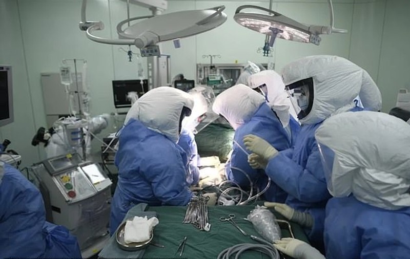 Doctorii din Wuhan au salvat un bărbat de 65 de ani de infecția cu COVID-19 după ce i-au făcut un transplant de plămâni