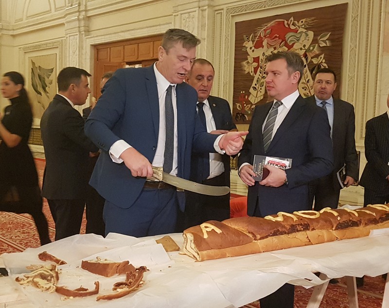 VIDEO / FOTO. Dragnea a mâncat cozonac de la Opoziţie şi a fost colindat de jandarmi. Deputatul PNL Corneliu Olar a venit cu maceta în Parlament