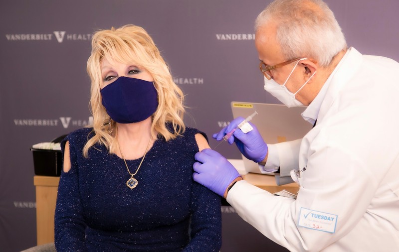 Vedeta country Dolly Parton și-a marcat vaccinarea anti-COVID cu o adaptare a piesei „Jolene”, din 1973