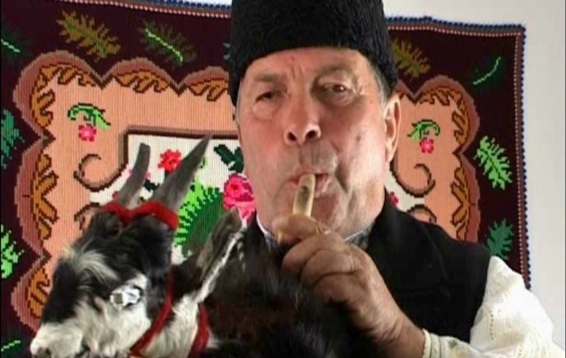 Ultimul cimpoier din Vrancea trăiește într-un sat uitat din munți. Ion Stanciu făurește din trestie intrumentele cu cap de capră