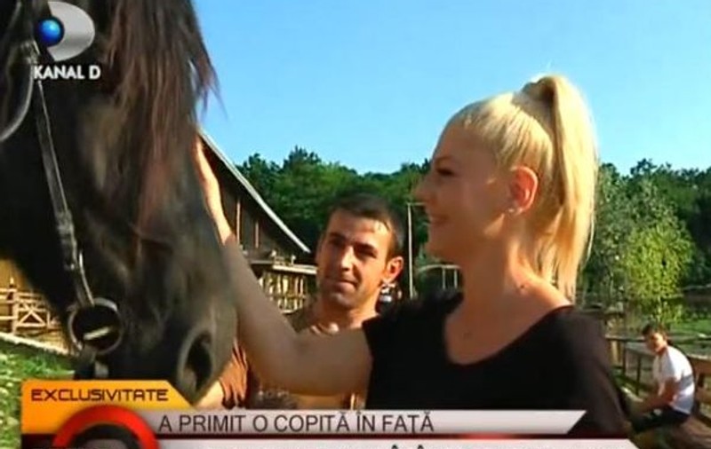 Adina de la Heaven a primit o copită de la un cal fix în faţă