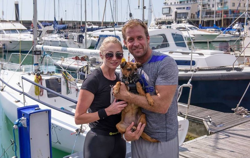 Un actor și o atletă din Marea Britanie au străbătut Canalul Mânecii în caiac pentru a ajuta câinii vagabonzi din România
