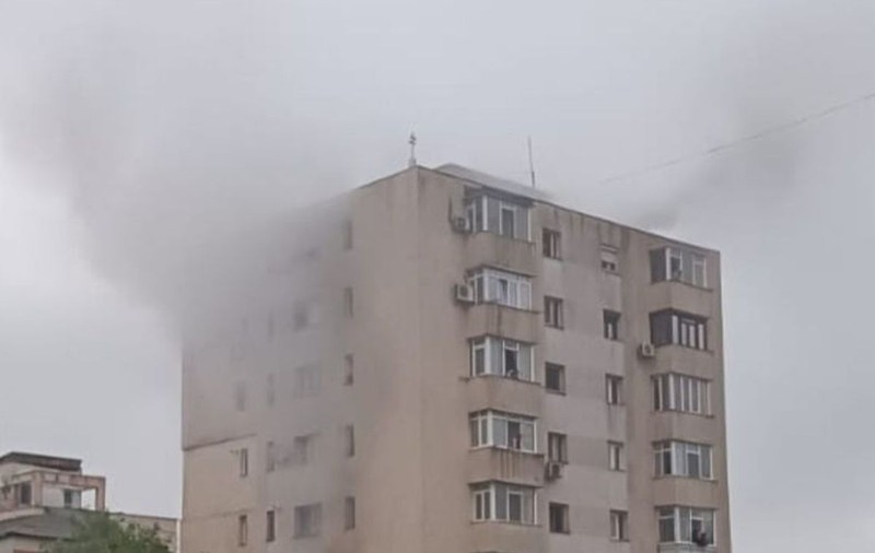 Incendiu în Iași la un apartament dintr-un bloc de zece etaje. Patru oameni au fost duși la spital cu simptome de intoxicaţie cu fum 
