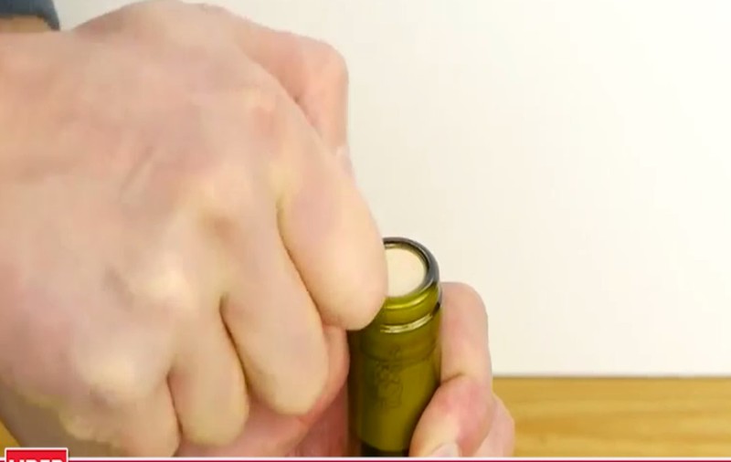VIDEO / Cum să desfaci o sticlă de vin cu cheia
