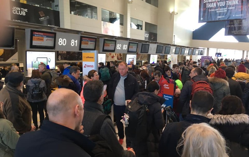A fost haos la ghișeele de check-in de pe Aeroportul Otopeni, din cauza unor căderi de tensiune. Benzile de bagaje au fost mai mult blocate