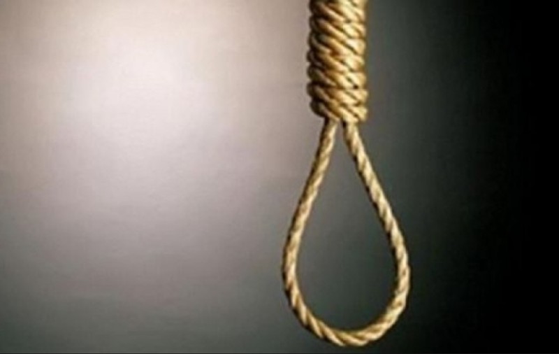 Un bărbat din Mediaş s-a spânzurat după ce poliţiştii l-au întrebat de mama sa. Cadavrul femeii emana un miros puternic