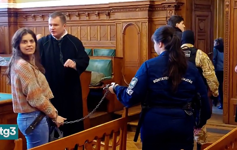 Italia, scandalizată de tratamentul „degradant și umilitor” aplicat unei italience care a fost adusă în lanțuri la un tribunal din Ungaria | VIDEO