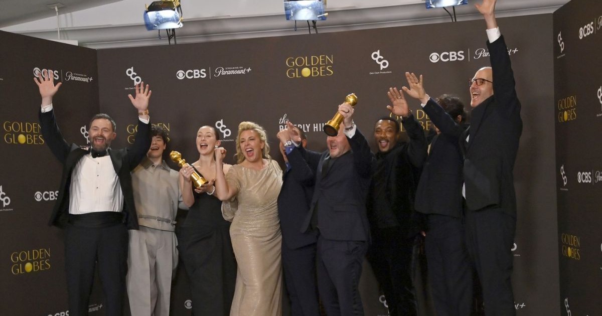 Philip Barantini, Owen Cooper, Erin Doherty, Hannah Walters, Stephen Graham, Mark Herbert, Ashley Walters, Jeremy Kleiner și Jack Thorne se bucură după ce au câștigat premiul pentru cel mai bun serial de televiziune cu „Adolescence”, în cadrul celei de-a 83-a ediții anuale a Premiilor Globul de Aur, la Beverly Hilton din Beverly Hills, California, duminică, 11 ianuarie 2026
