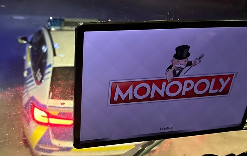 Șofer de TIR, prins de poliție când juca Monopoly în timp ce conducea pe A7, în Germania