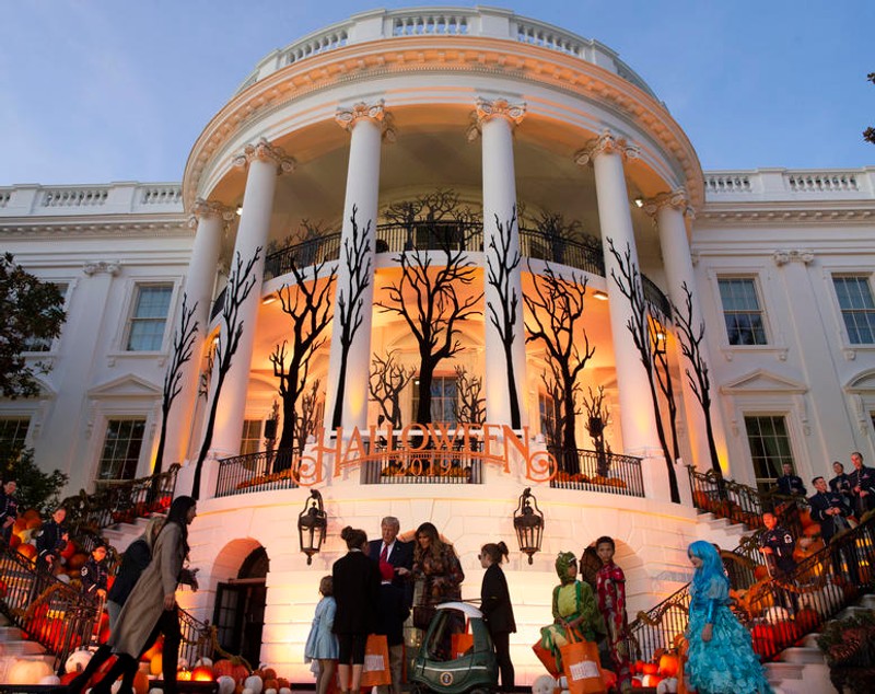 Casa Albă, decorată pentru Halloween. Gestul făcut de Trump când a văzut un copil îmbrăcat în costum de minion