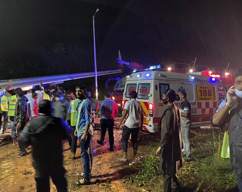 Un avion cu 190 de persoane la bord s-a prăbuşit la aterizare în India şi s-a rupt în două. Bilanţul deceselor a ajuns la 18
