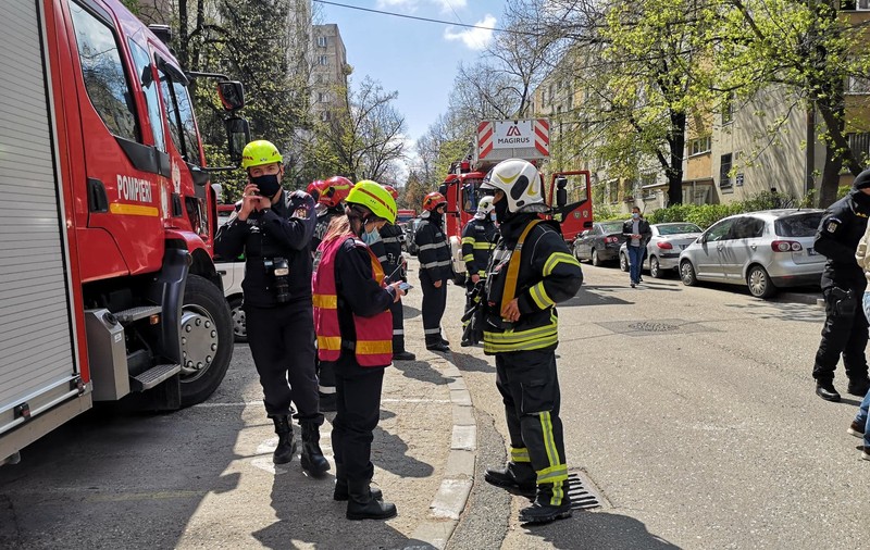 Bărbatul cu un copil în brațe care amenința că se aruncă de pe un bloc, reţinut pentru 24 de ore