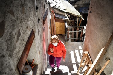 15 oameni mai locuiesc în Monteviasco. Ei sunt aprovizionați de jandarmi o dată pe săptămână