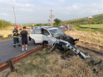 Mașina a fost lovită în plin de tren
