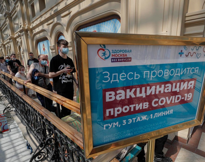 Cozi la vaccinarea anti-COVID în Moscova, după ce imunizarea a devenit obligatorie pentru angajații din sectorul serviciilor