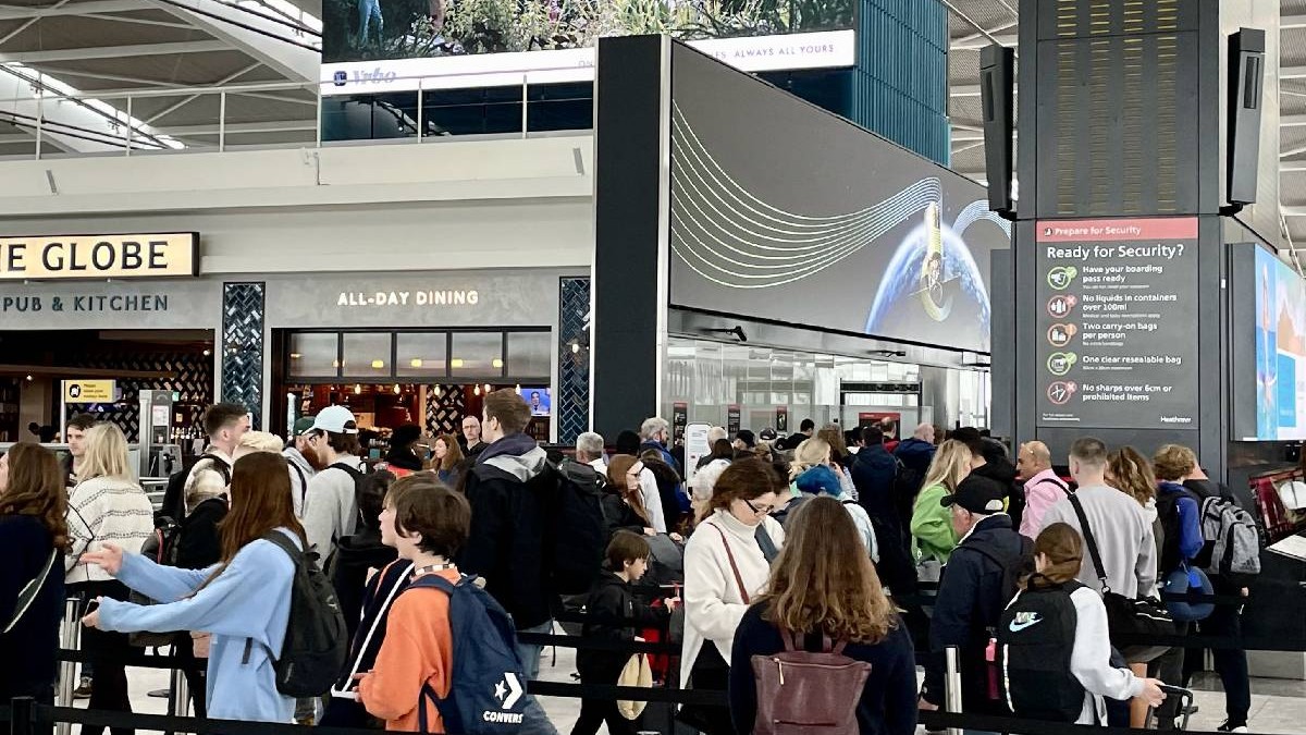 Mai mulți oameni prinși într-o aglomerația într-un aeroport din SUA