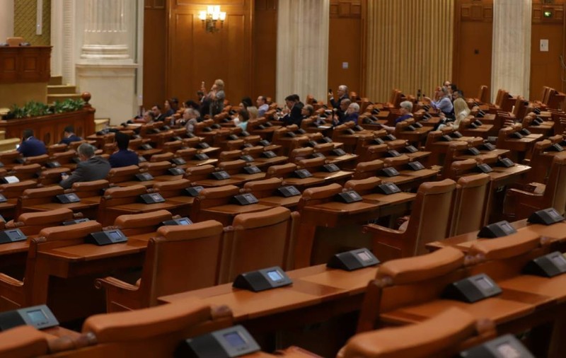 Moțiunea AUR împotriva Guvernului Bolojan se votează și se dezbate astăzi: opoziția nu are voturile necesare