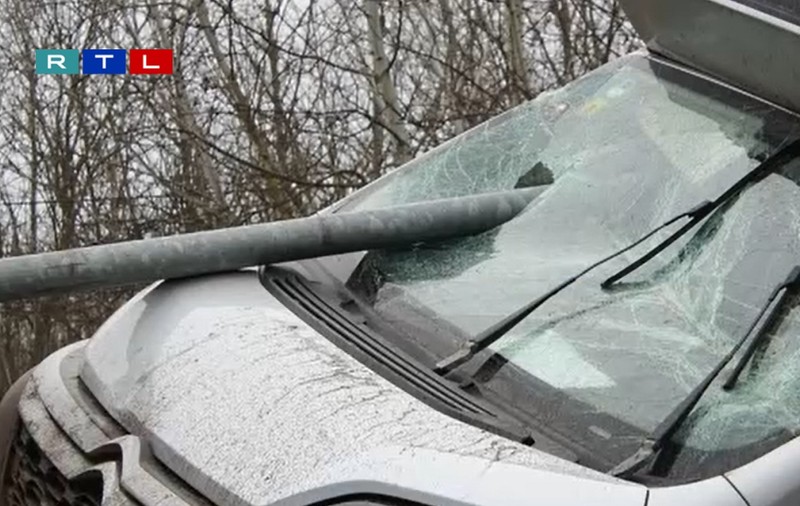 Un șofer român a scăpat miraculos cu viață, după ce o țeavă a intrat prin parbriz, pe o autostradă din Ungaria