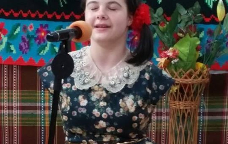 Moment special pentru Lorelai Moșneguțu, fata fără mâini care cântă la pian. A cântat în deschiderea concertului Andei Adam