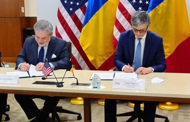 Secretarul pentru Energie al Statelor Unite ale Americii, Dan Brouillette (stânga), și ministru român pentru Energie, Virgil Popescu (dreapta), au semnat pe 9 octombrie, la Washington, un acord guvernamental | Foto: Ministerul Economiei