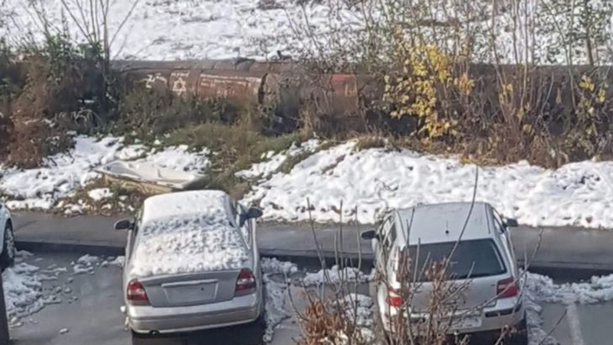 Plăcuțe de înmatriculare furate de la mașini din Craiova. Două mașini fără plăcuțe de înmatriculare, într-o parcare din Craiovița Nouă