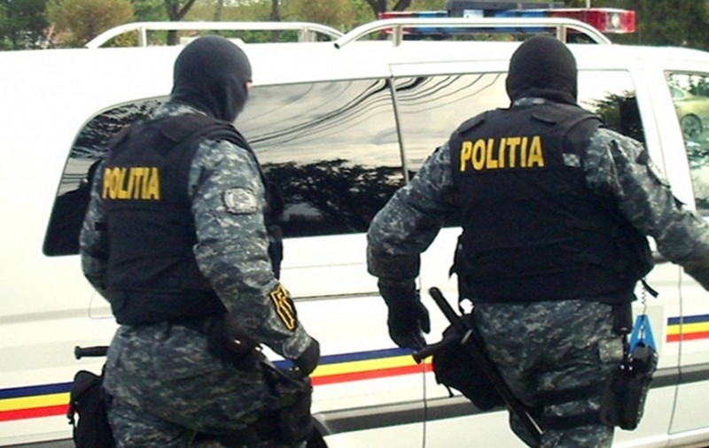 Polițiști atacați cu pietre și un par din lemn! Oamenii legii l-au împușcat pe agresor