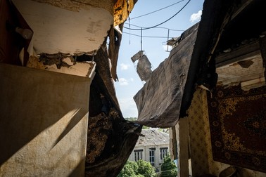 Acoperișul clădirii rezidențiale s-a prăbușit după ce a fost lovit de o lovitură de artilerie rusă în Bakhmut, Donbas. Foto: Profimedia