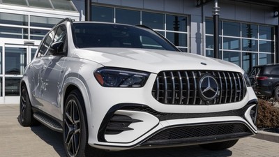 Un deputat își schimbă Mercedesul de lux de peste 100 de mii de euro după ce primul a fost ridicat de Antifraudă