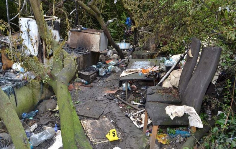 Doi români au ars într-un incendiu  la Londra. Unul a murit, celălalt e în comă