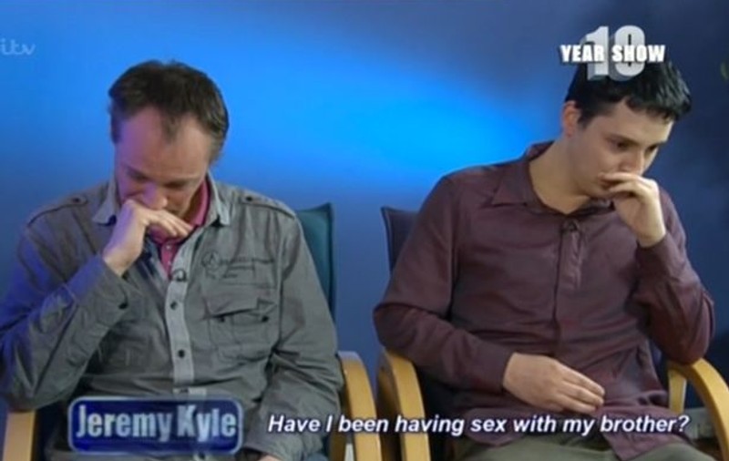 Mai ceva ca-n filme! Doi homosexuali au aflat, în direct, că sunt FRAŢI