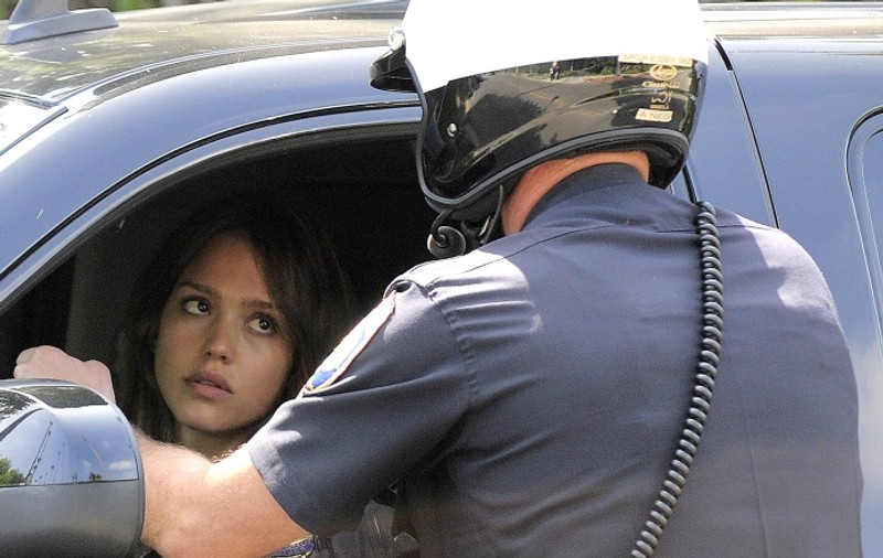 Foto | Jessica Alba a încercat să scape de poliţie folosindu-se de faimă 