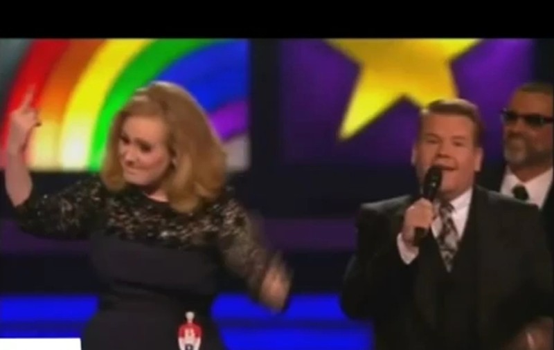 Adele a făcut gesturi obscene în faţa a mii de oameni! Vezi ce s-a întâmplat | VIDEO
